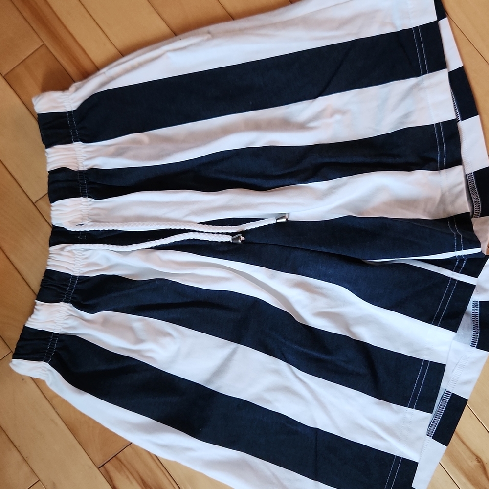 NEW York STYLE, 90s,  ladies white and navy stripe shorts, size Medium